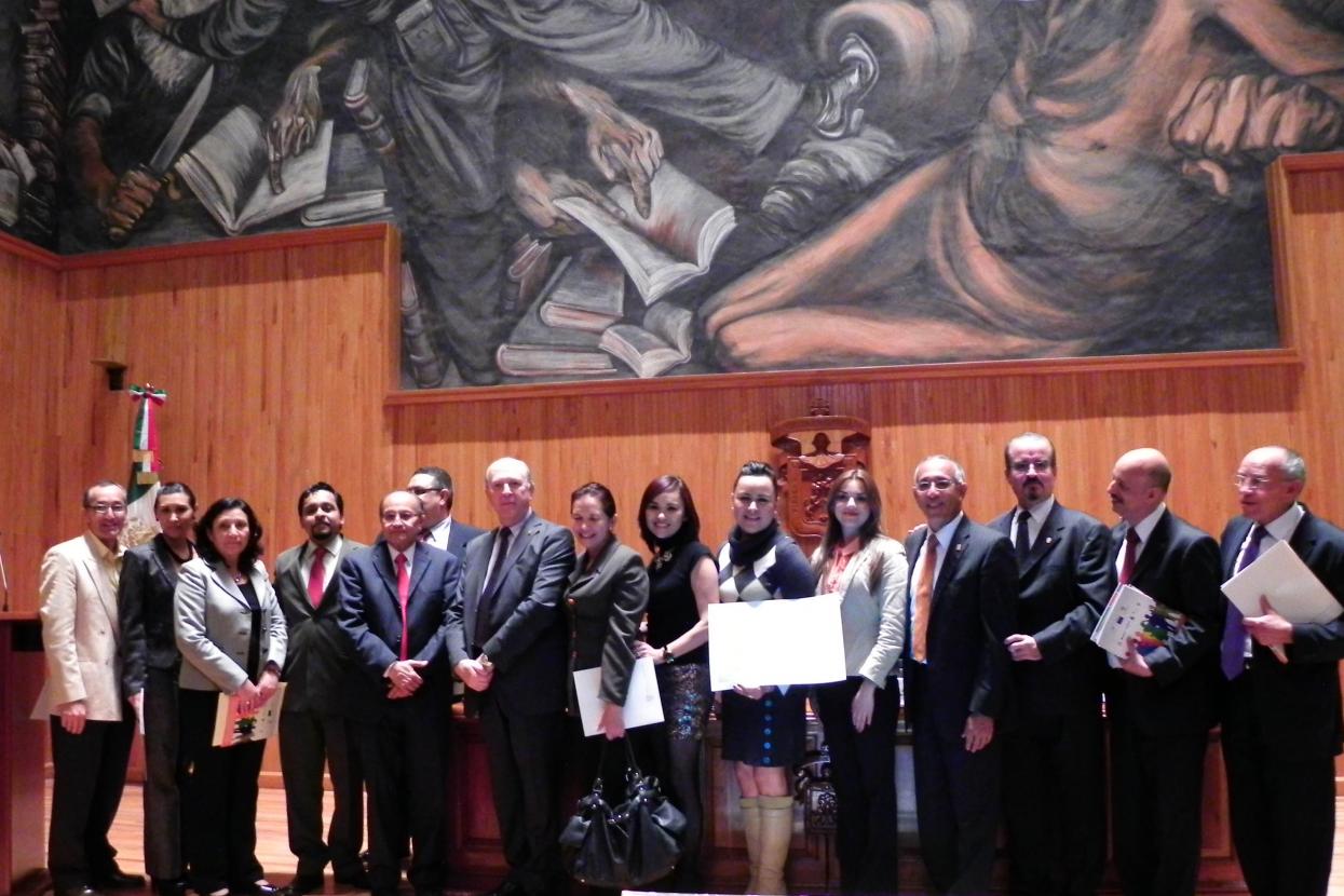 Toma de la foto oficial del Vicerrector Ejecutivo con los premiados 
