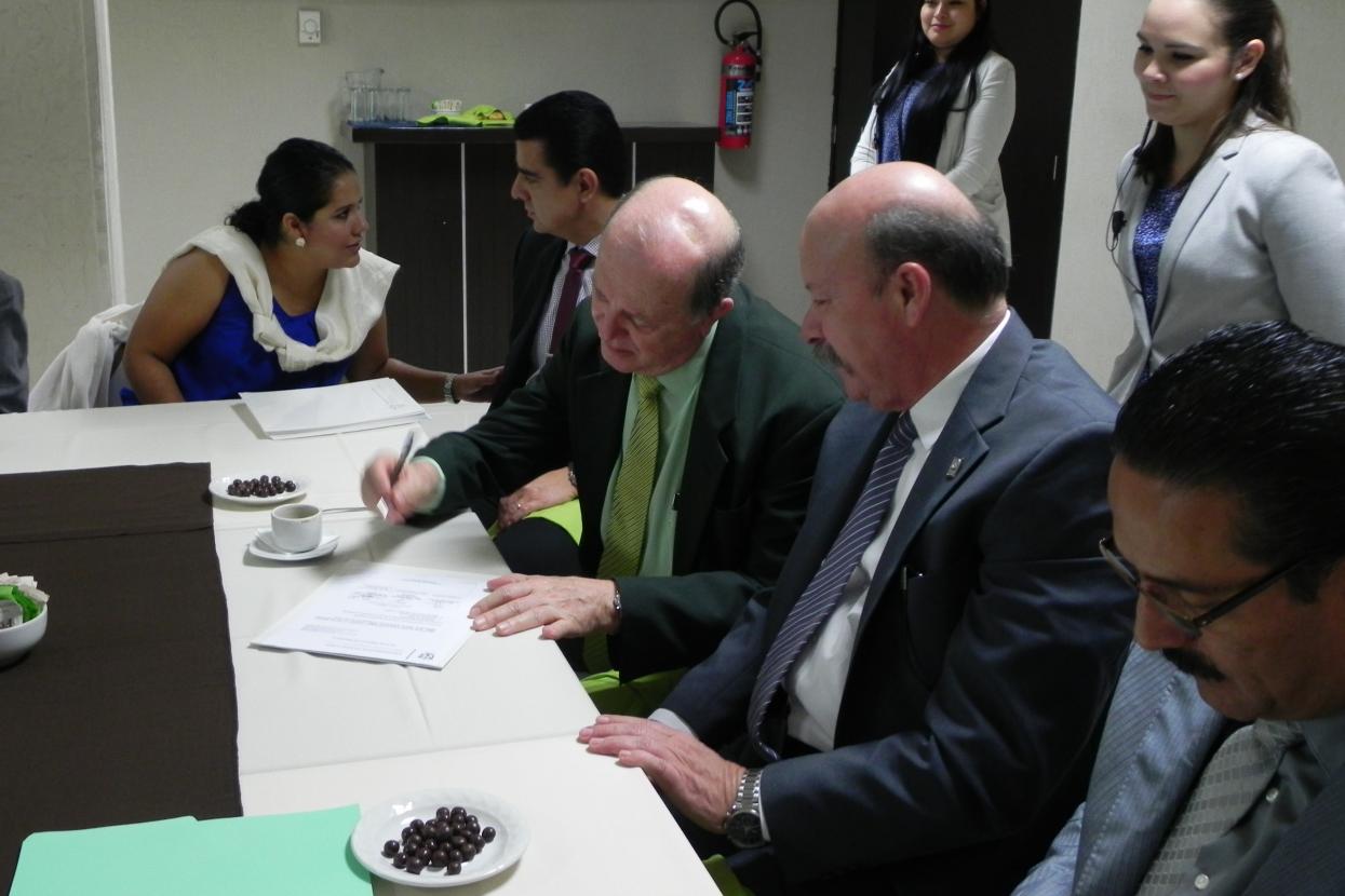 El doctor Miguel Ángel, Vicerrector Ejecutivo, dio los reconocimientos  y firmó también el acta de finiquito