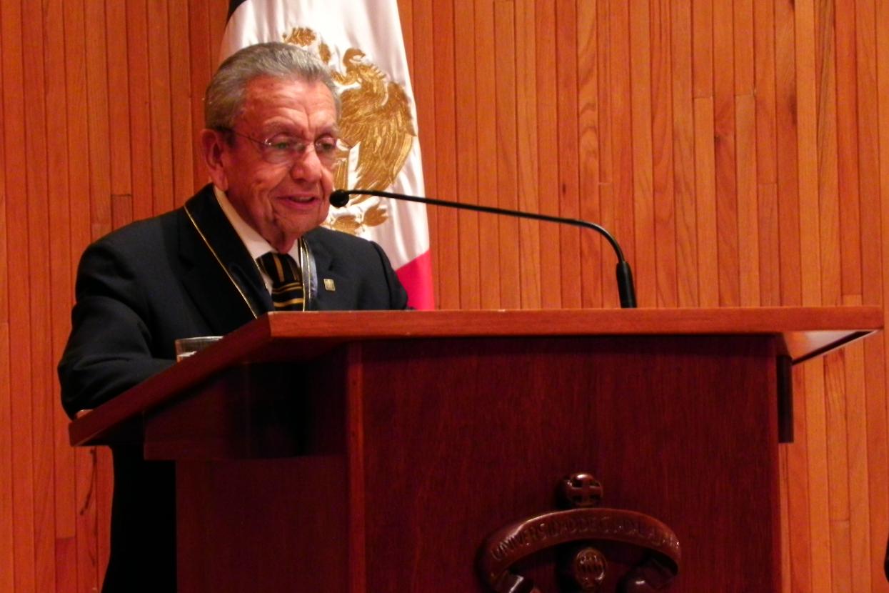 el homenajeado dando unas palabras a los presentes 