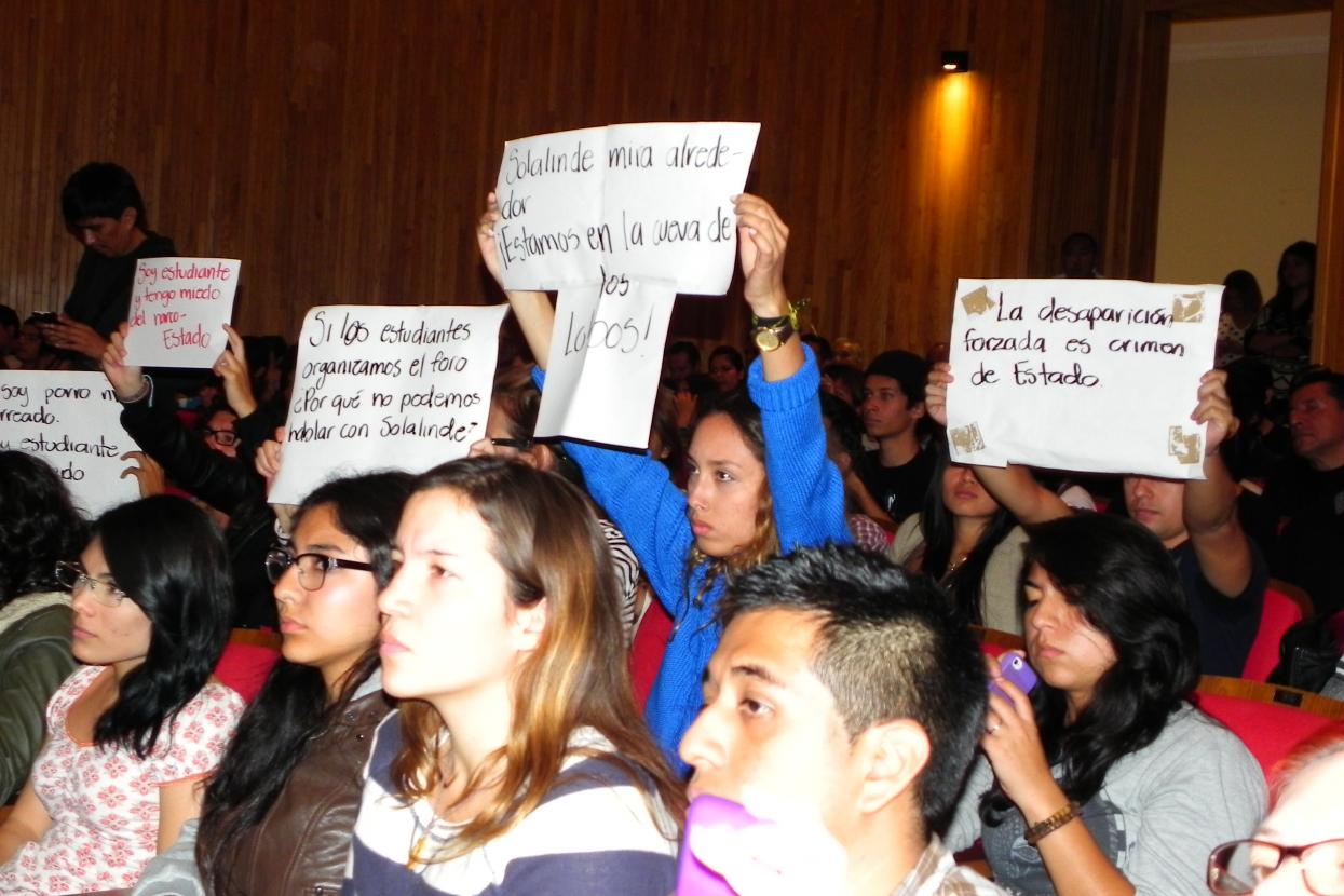 Asistieron jóvenes estudiantes quienes mostraron pancartas con mensajes 
