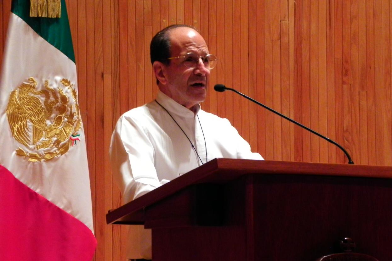 El padre Alejandro Solalinde dando sus palabras en el foro "Verdad y Justicia" 