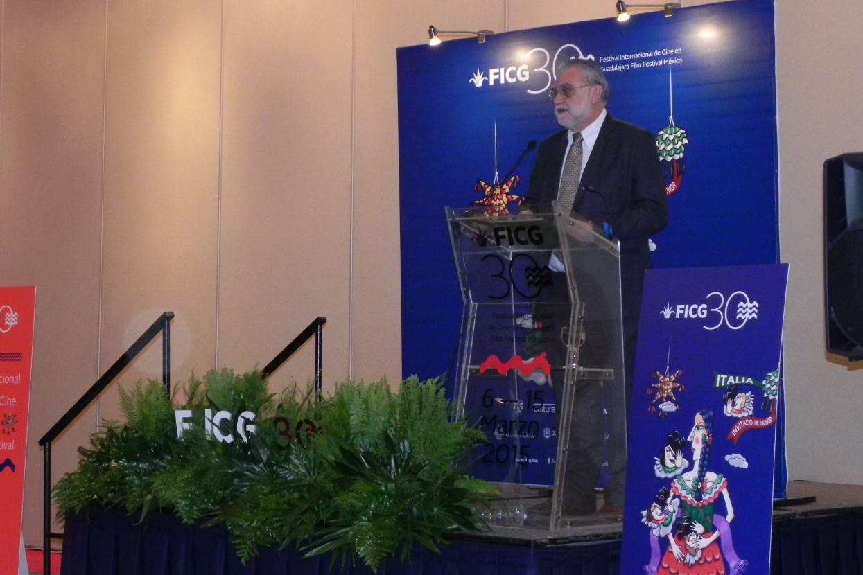 biólogo Iván Trujillo Bolio, Director General del FICG dando unas palabras 