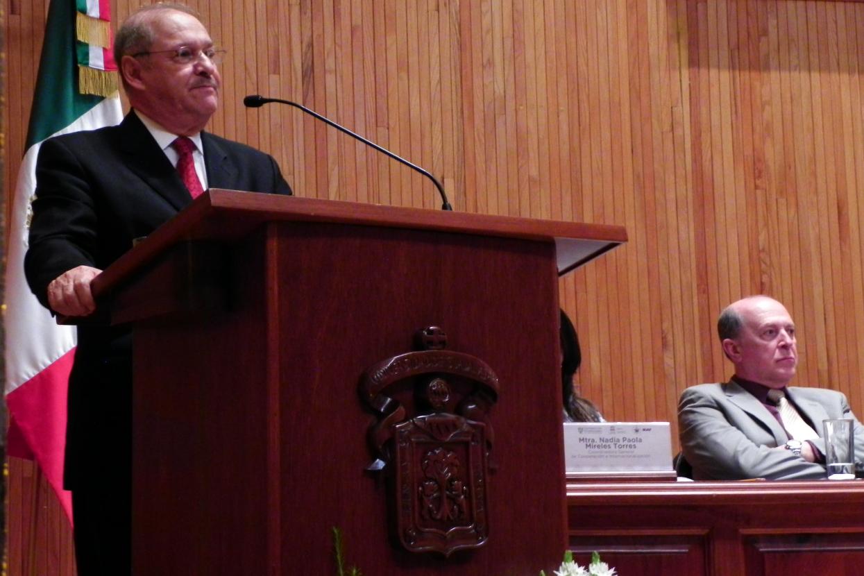 el director general de Educación Superior Universitaria de la Secretaría de Educación Pública, doctor Salvador Malo Álvarez, dando la conferencia 